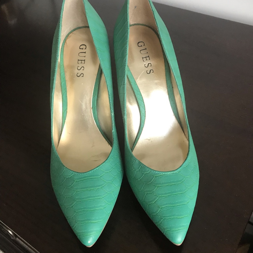 Guess  pumps (size 7)